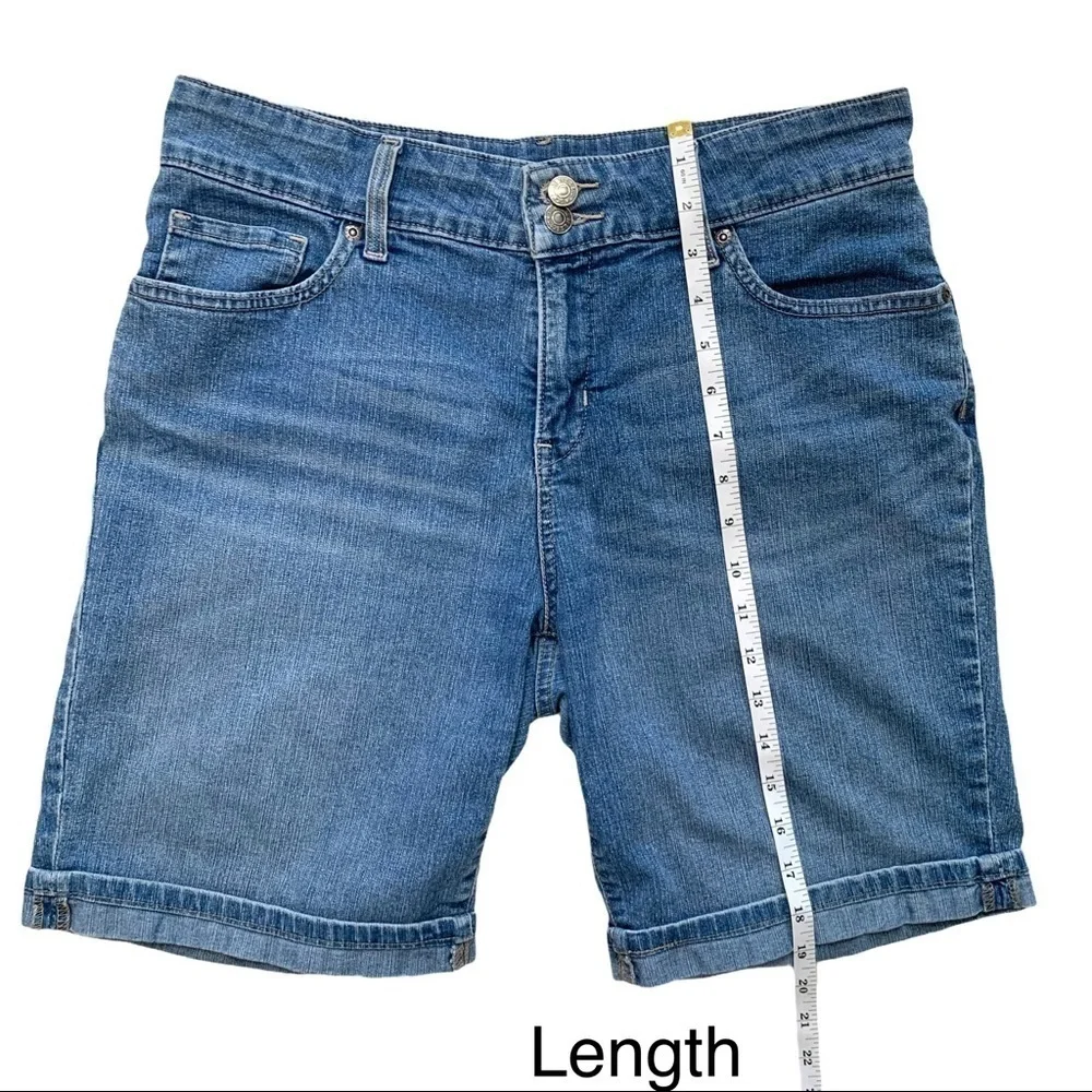 Levi's Signature Medium Wash Blue Jean Shorts Size 30